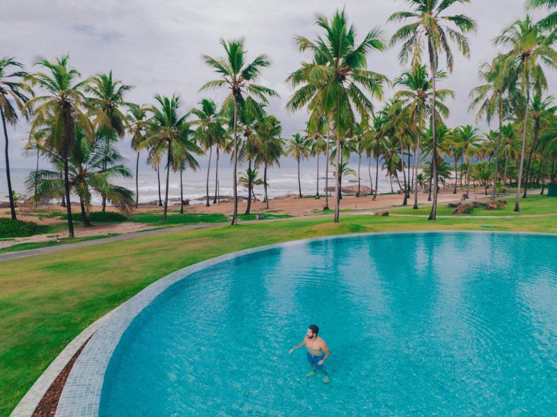 Homem em pé em uma das piscinas do Costa do Sauípe
