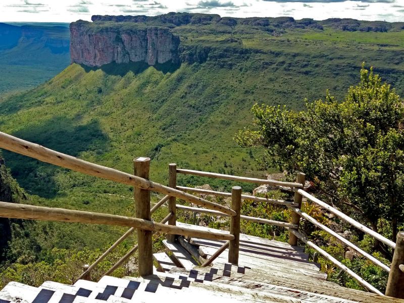 Escada de madeira e pedra que dá acesso ao Morro do Pai Inácio