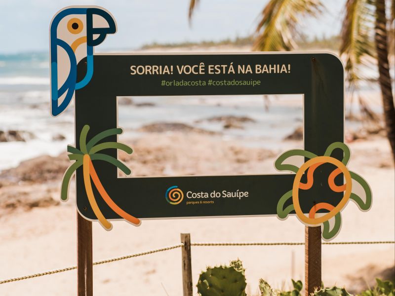 Placa Sorria você está na Bahia, na praia da Costa do Sauípe