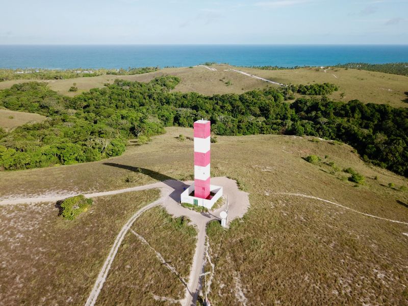 Farol colorido no topo do morro na Península do Maraú