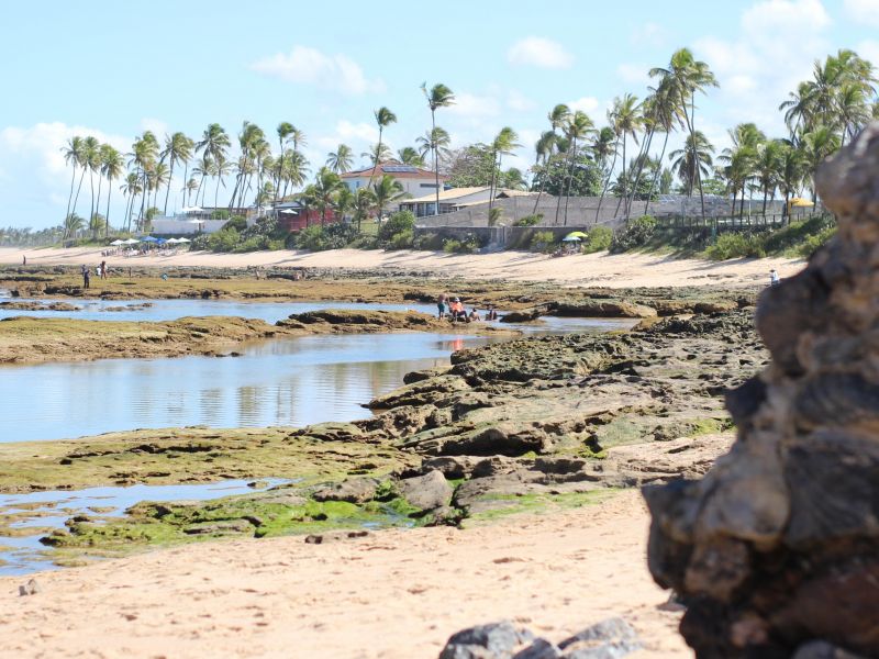 Orla rochosa da praia de Arembepe