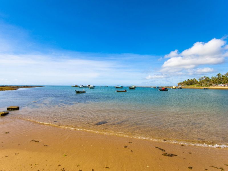 Mar da Praia do forte com barcos de pesca ancorados no raso