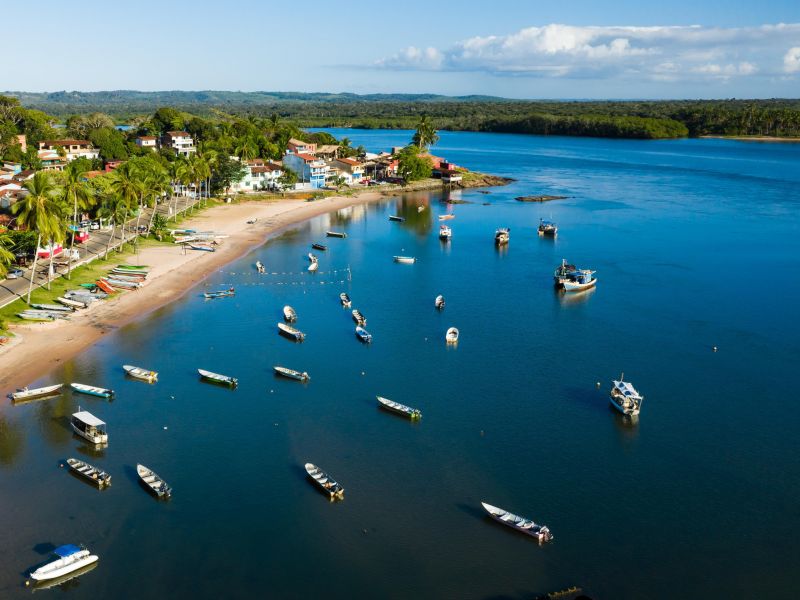 Barcos de pesca ancorados na beira da orla da praia de Itacaré