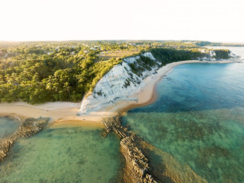 Orla de falésias de Porto Seguro, com o mar esverdeado ao lado