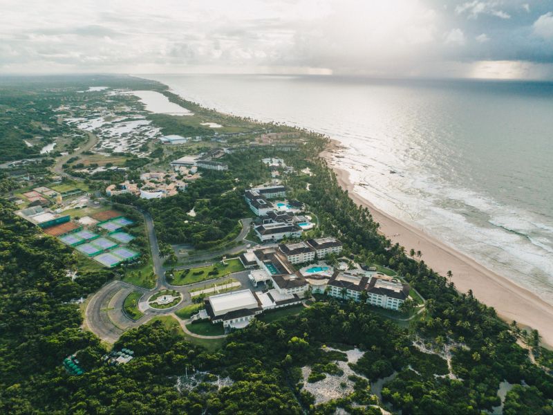 Visão aérea do complexo de hoteis da Costa do Sauípe, na orla da praia