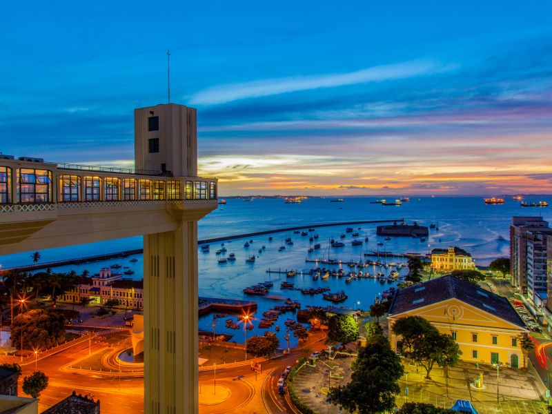 Elevador Lacerda com vista pro mar azul de Salvador em um começo de noite