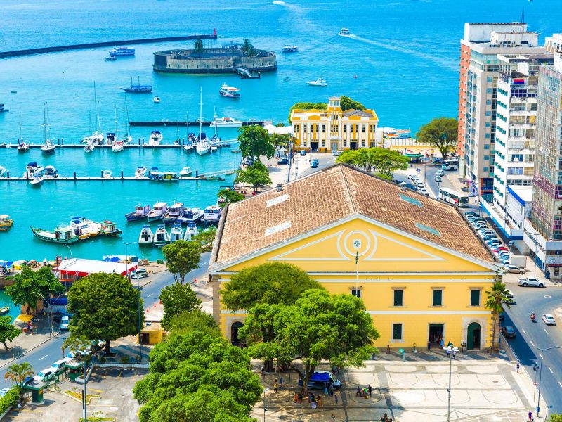 Mercado Modelo com o mar da Bahia ao fundo