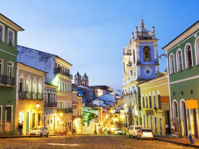 Rua de paralelepípedo no Pelourinho, em Salvador